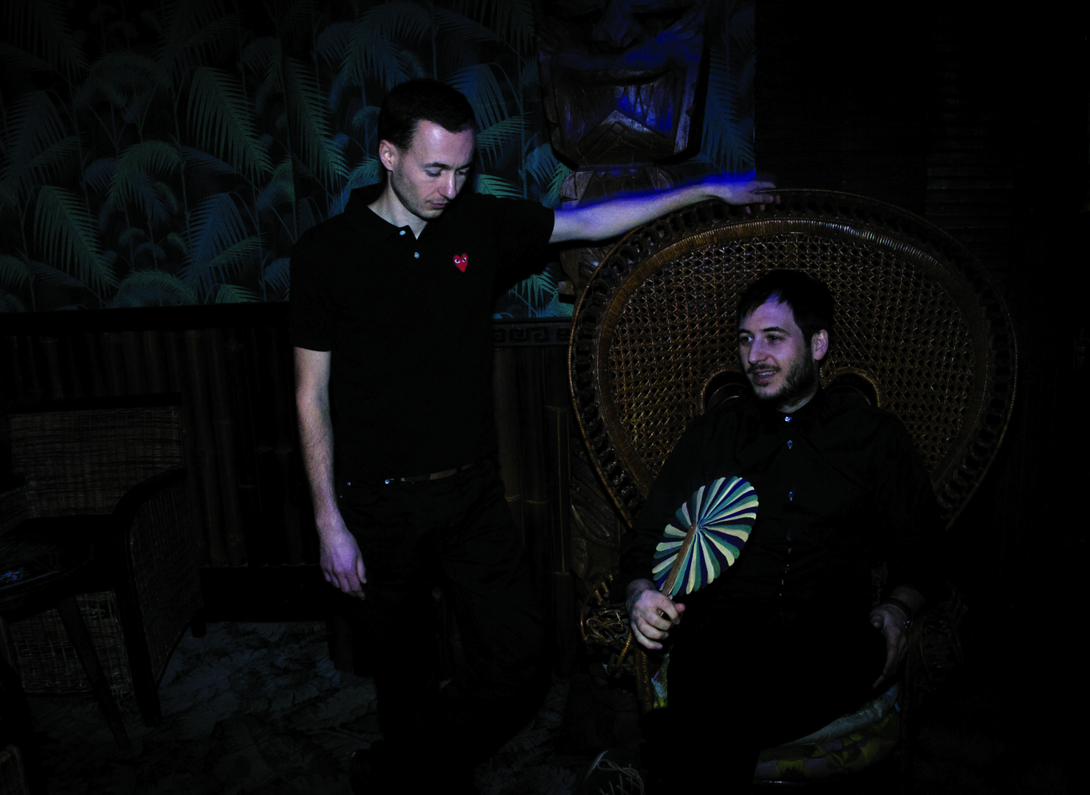 Le duo Turnsteak dans un décor sombre aux motifs végétaux