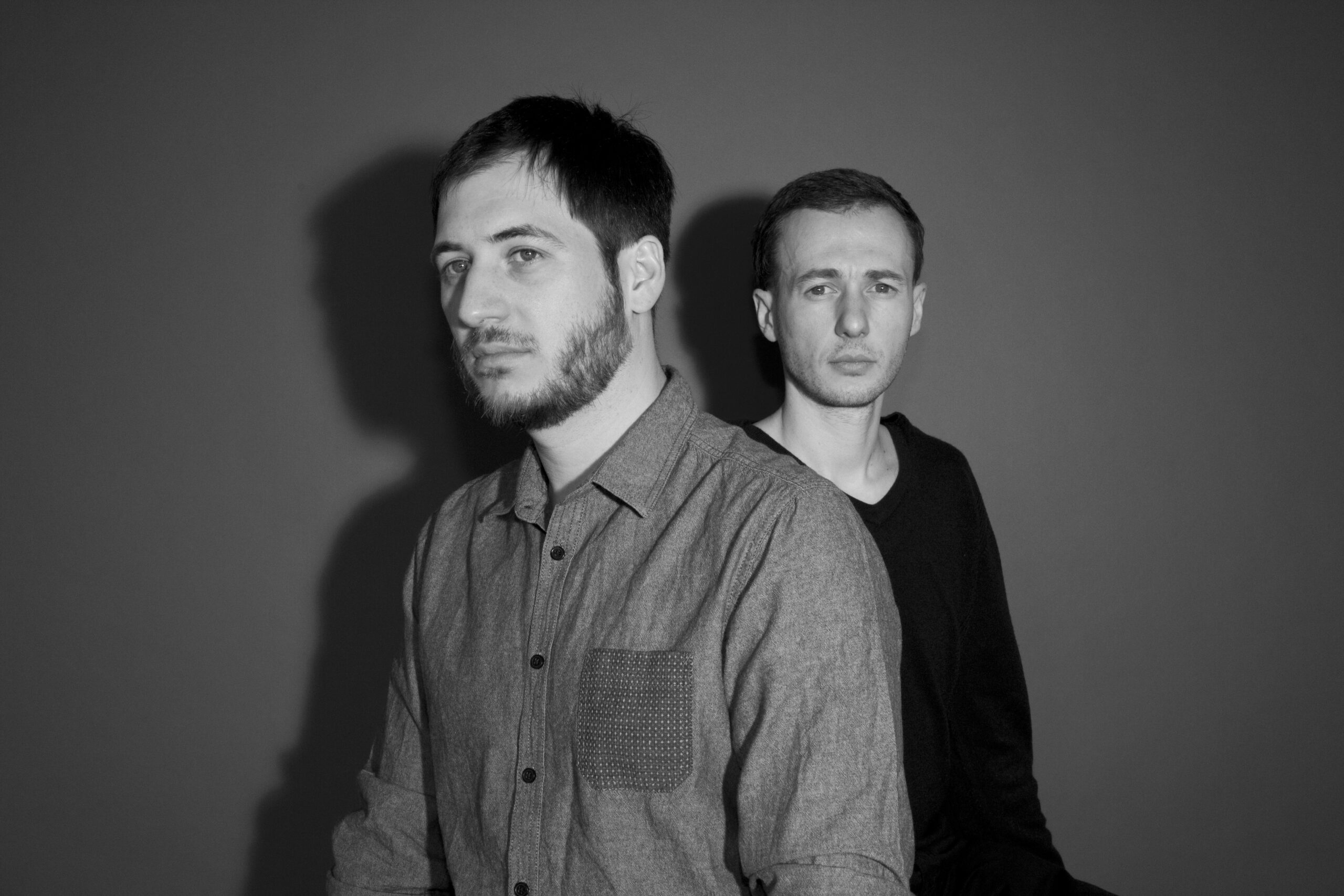 Portrait en noir et blanc du duo Turnsteak